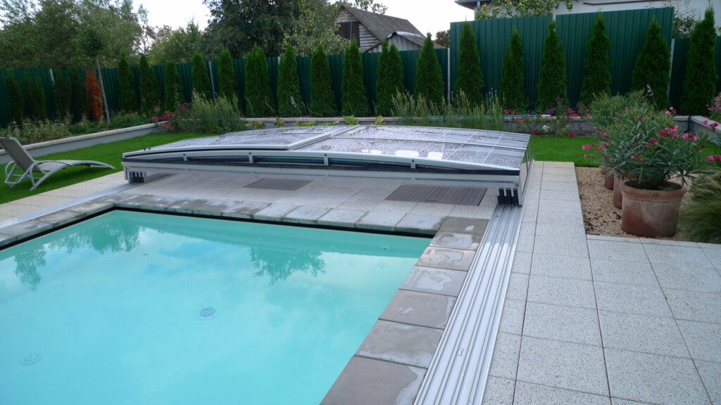schwimmbadueberdachung luxon.jpg